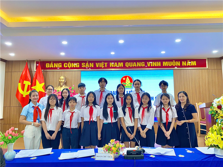 Ảnh có chứa trang phục, người, trong nhà, tường

Mô tả được tạo tự động