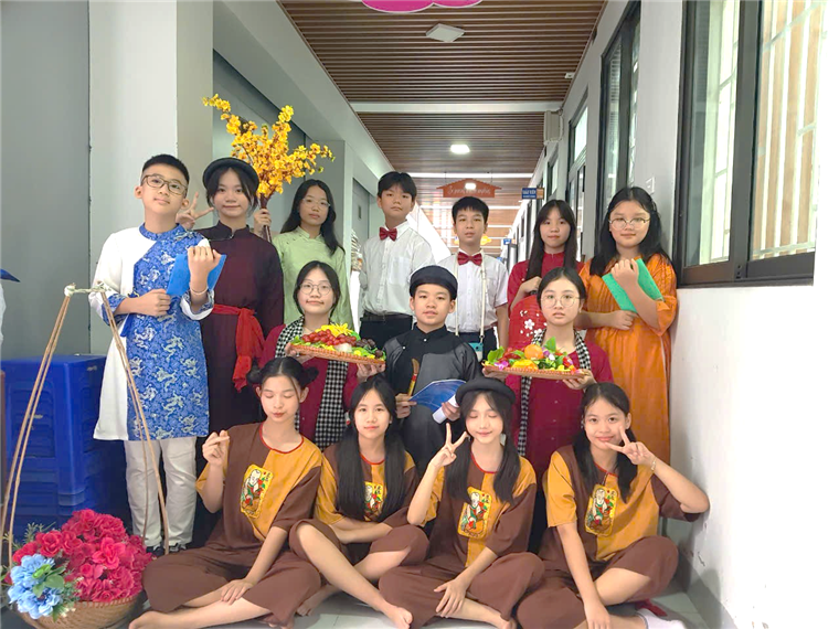 Ảnh có chứa người, trang phục, Mặt người, tường

Mô tả được tạo tự động