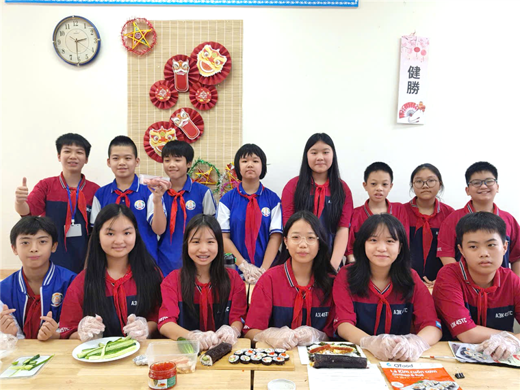 Ảnh có chứa người, trang phục, Mặt người, trong nhà

Mô tả được tạo tự động