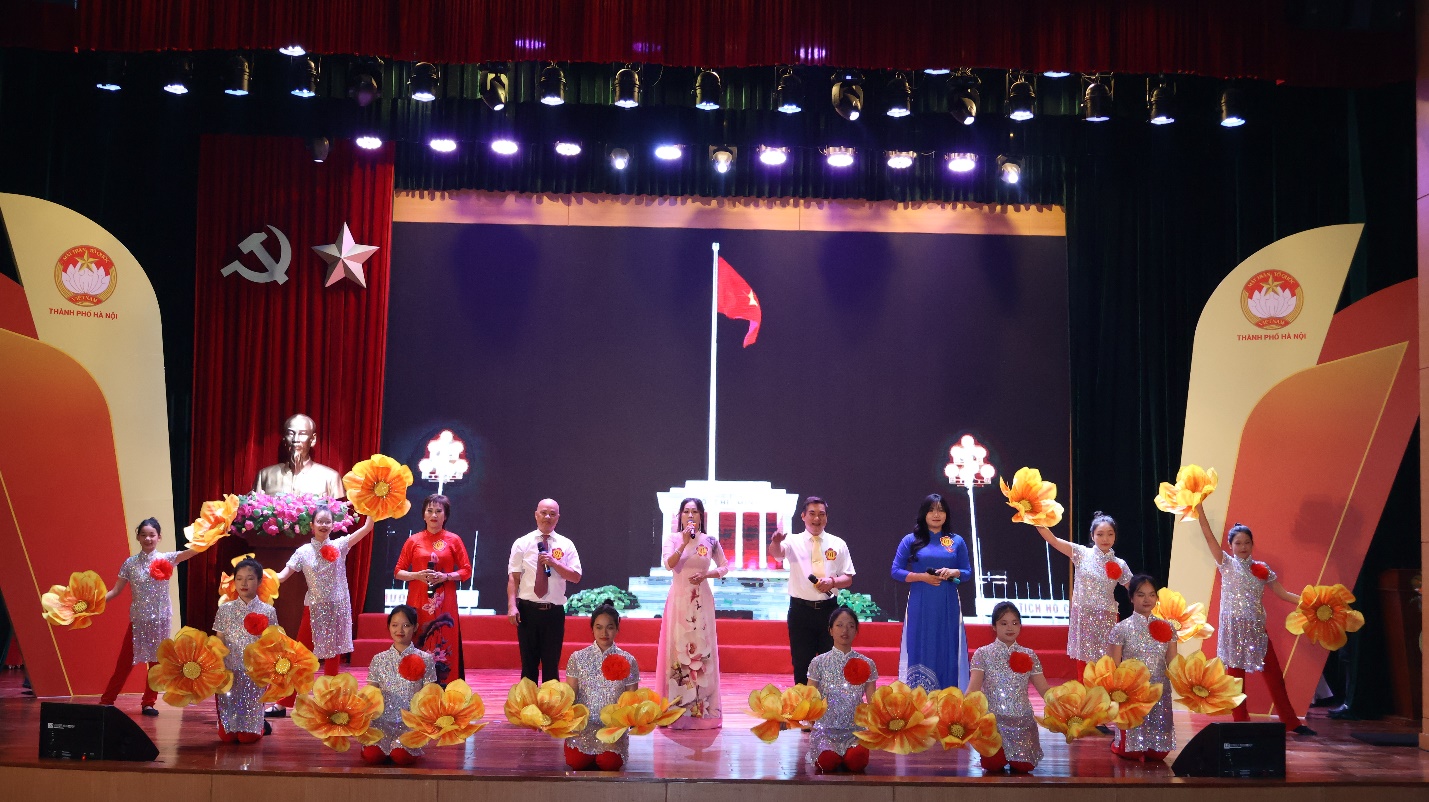 A group of people on a stage

Description automatically generated