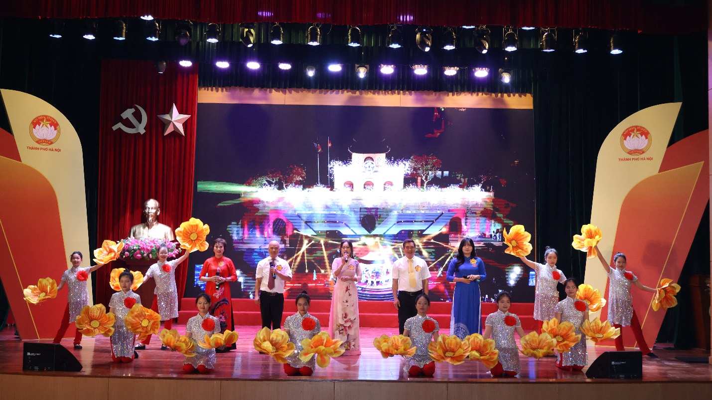 A group of people on a stage

Description automatically generated