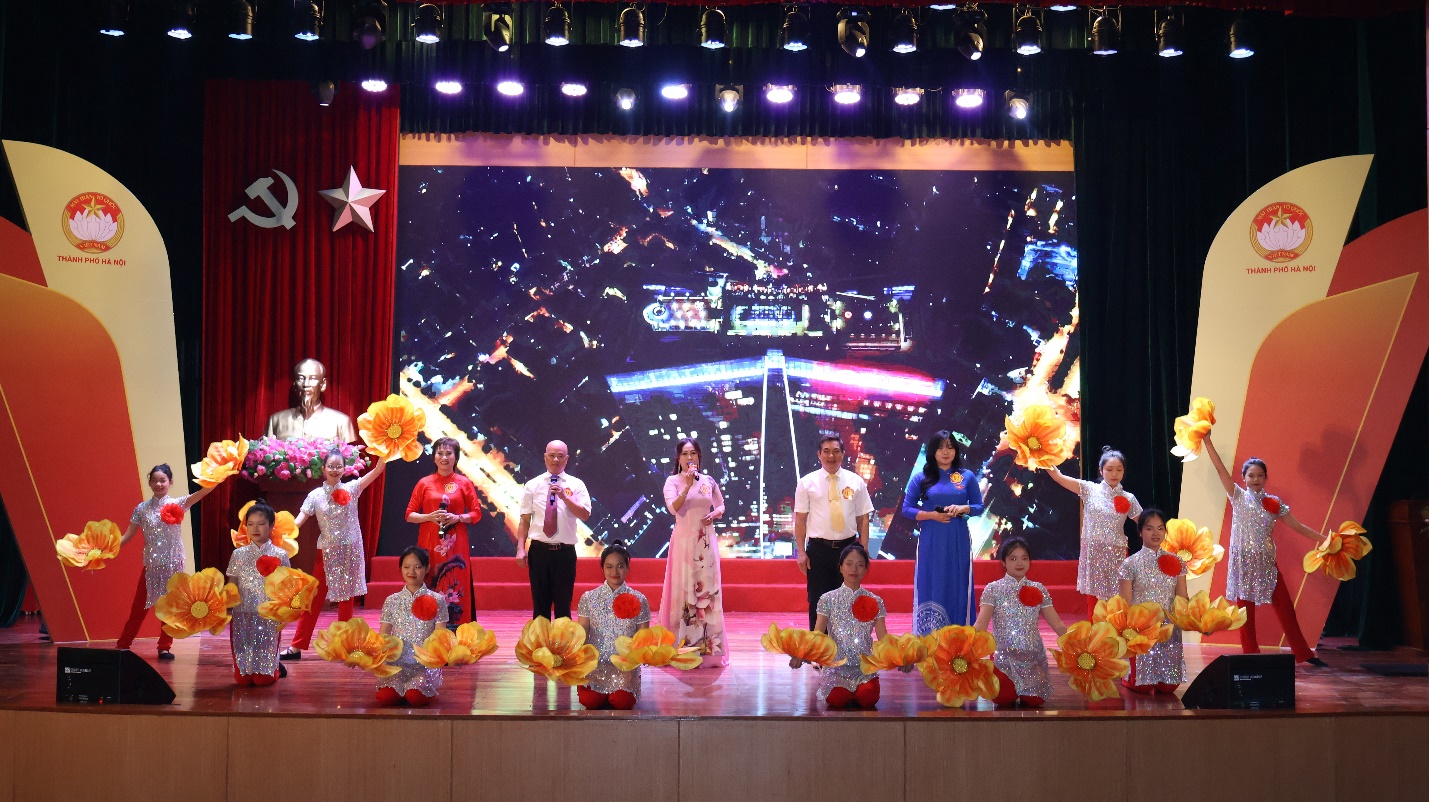 A group of people on a stage

Description automatically generated