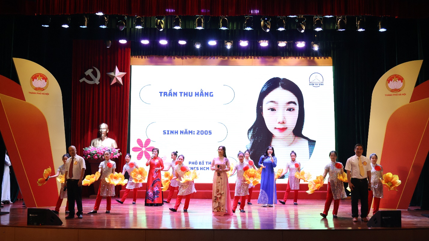 A group of people on a stage

Description automatically generated