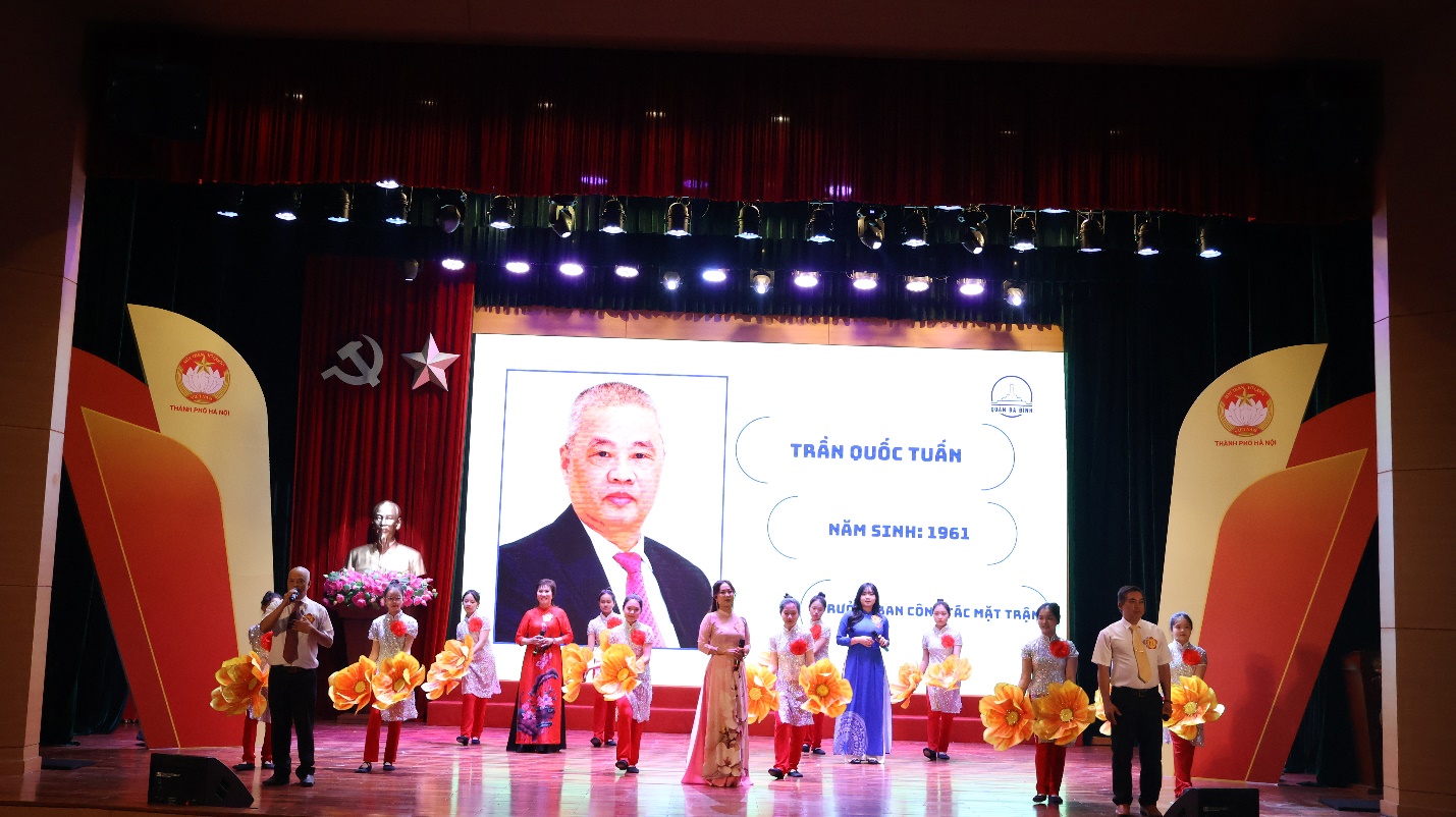A group of people on a stage

Description automatically generated