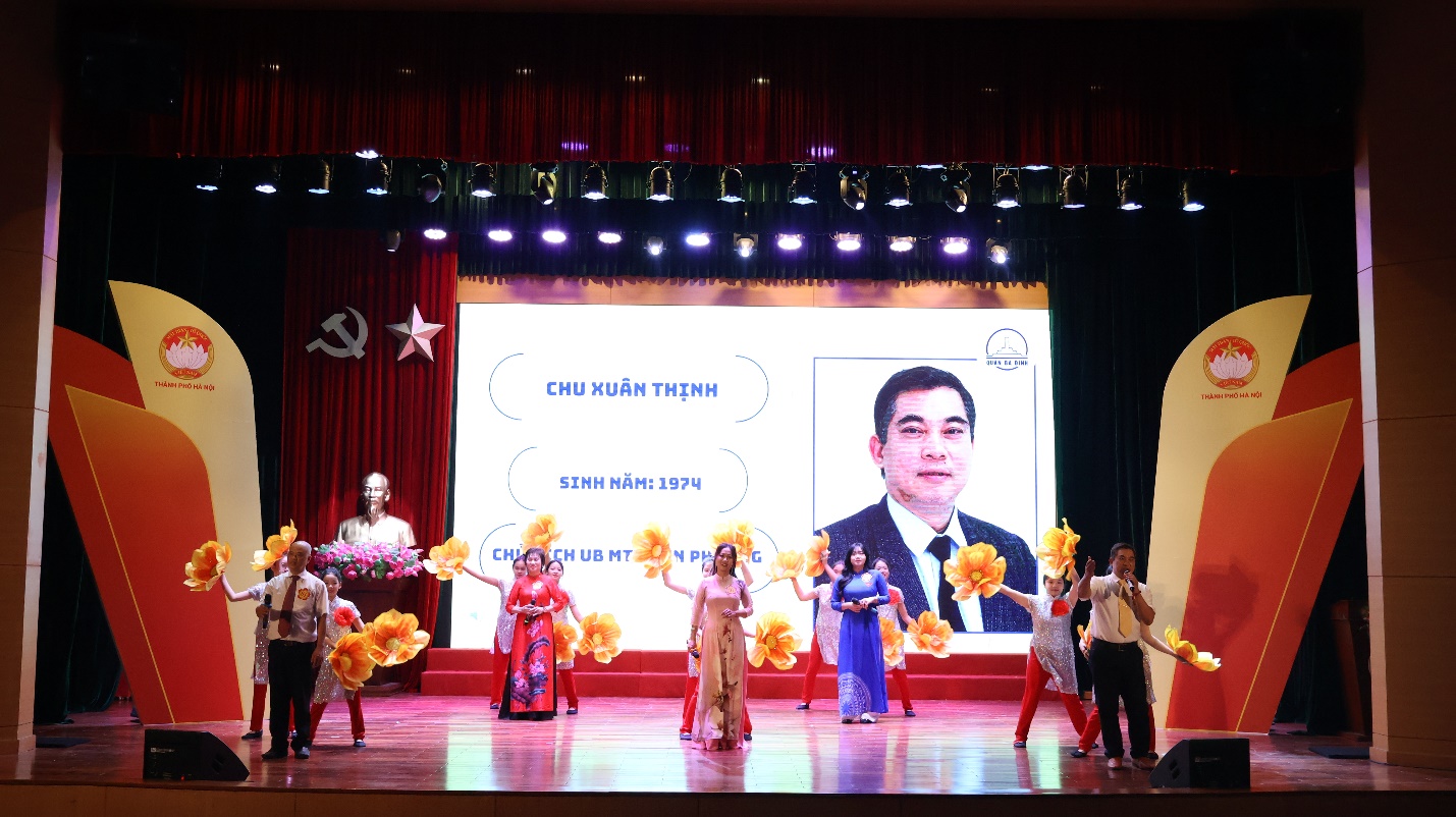 A group of people on a stage

Description automatically generated