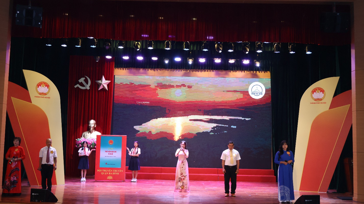 A group of people on a stage

Description automatically generated