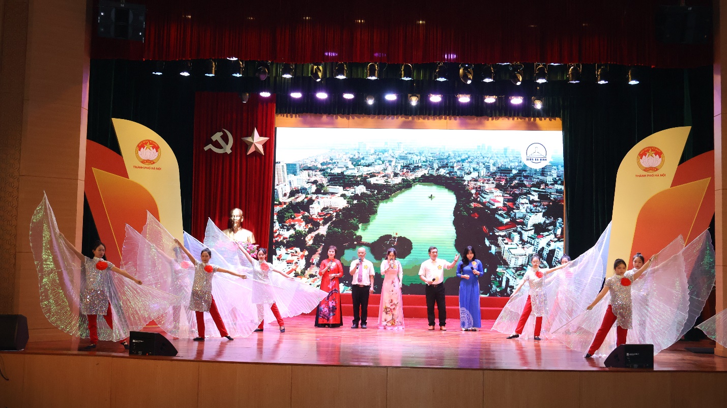 A group of people on a stage

Description automatically generated
