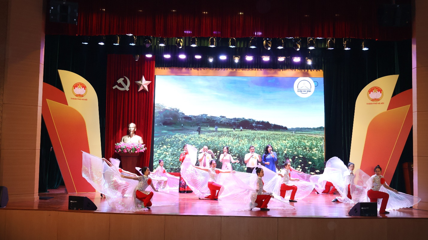 A group of people on a stage

Description automatically generated