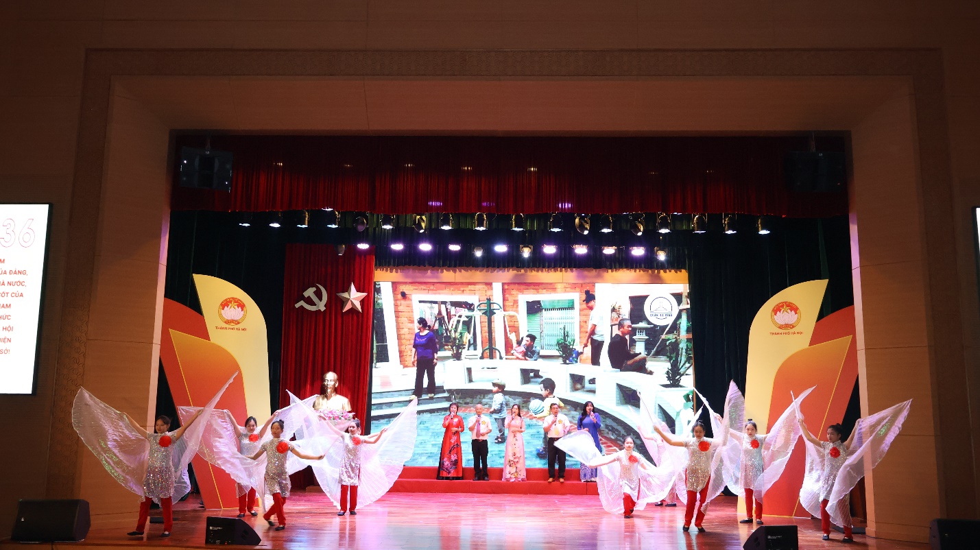 A group of people on a stage

Description automatically generated
