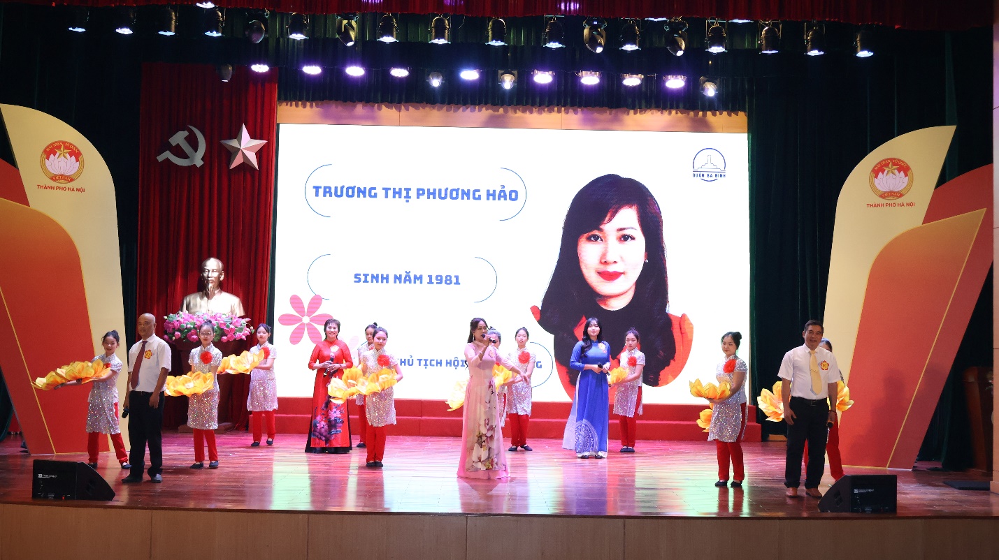 A group of people on a stage

Description automatically generated