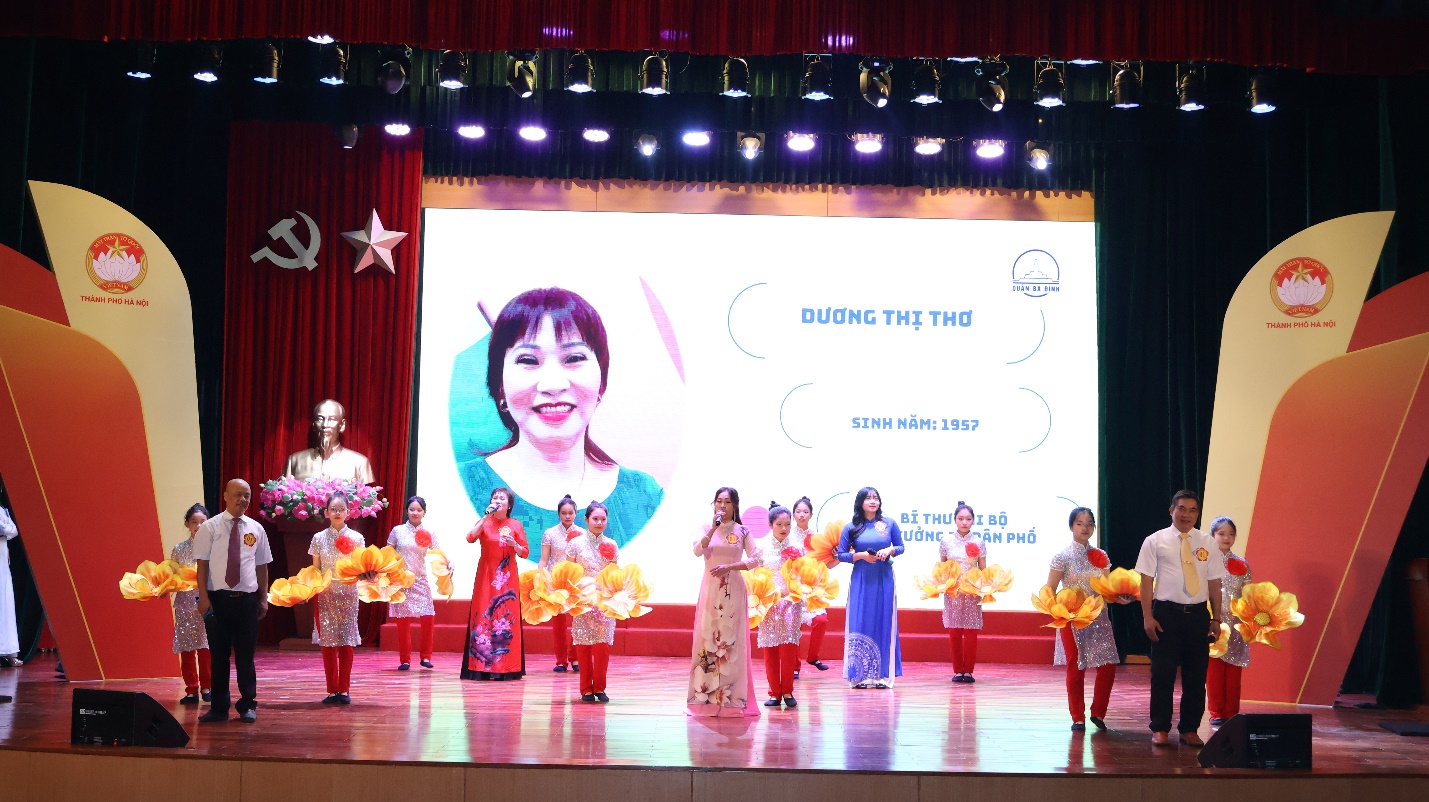 A group of people on a stage

Description automatically generated