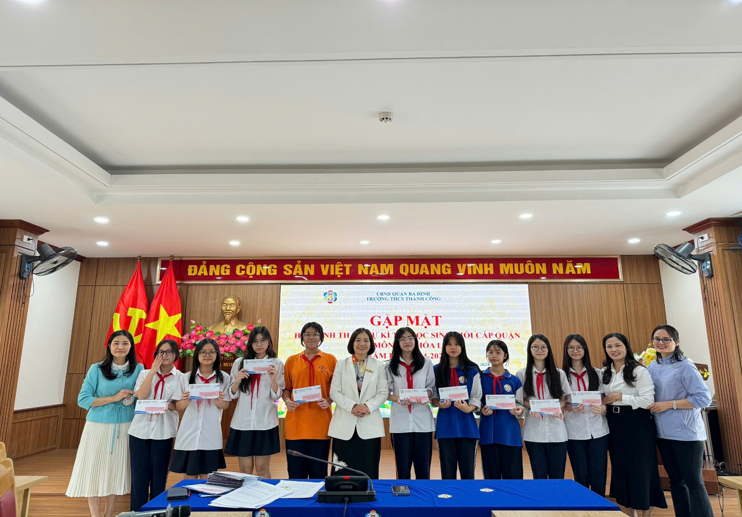 C:\Users\Nguyễn Thu Hòa\Desktop\z5997179041729_1fac609dcb6a3798b8e720922656df52.jpg