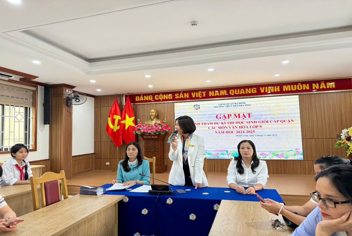 C:\Users\Nguyễn Thu Hòa\Desktop\z5996978453872_c9201753cdd0815022b8e8a682453045.jpg