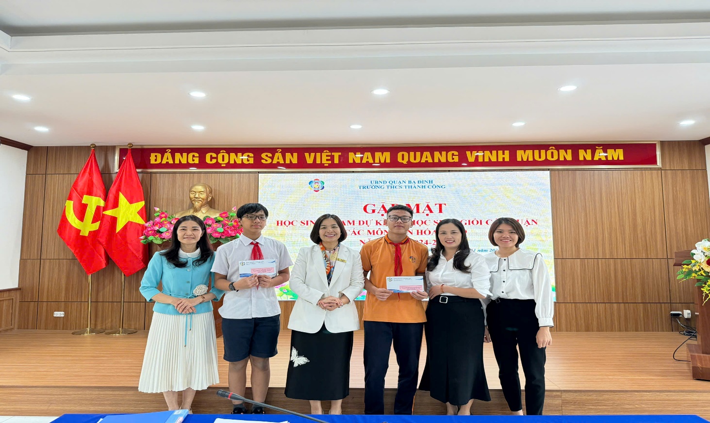 C:\Users\Nguyễn Thu Hòa\Desktop\z5997180165724_91e6314625a6c6eddabb629ba6b9bdc8.jpg