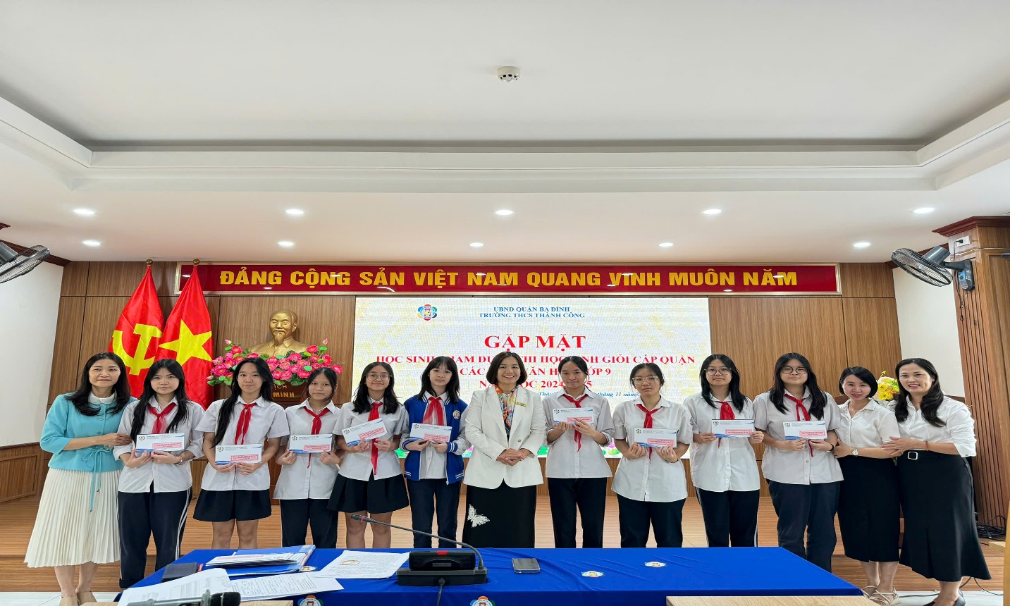 C:\Users\Nguyễn Thu Hòa\Desktop\z5997179608240_7130a2755a28baa68902c08a8af062c8.jpg