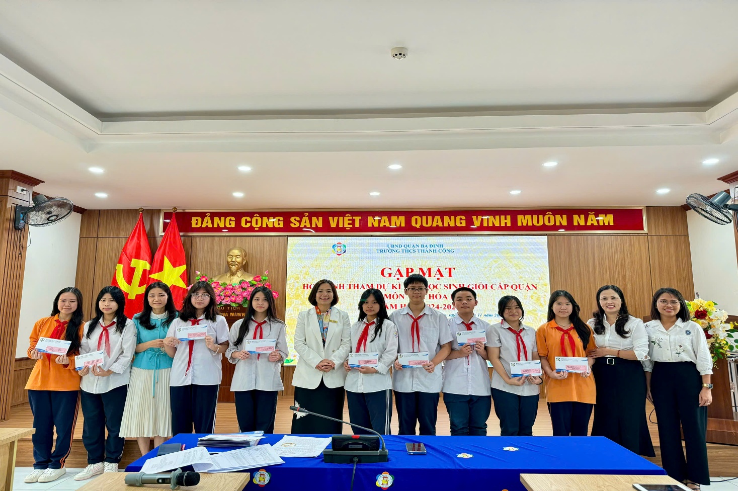 C:\Users\Nguyễn Thu Hòa\Desktop\z5997179594305_18a42a34b334b4c943e86268797e9faf.jpg