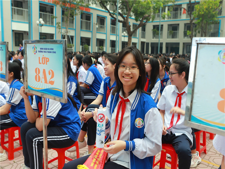 A group of girls sitting in chairs

Description automatically generated