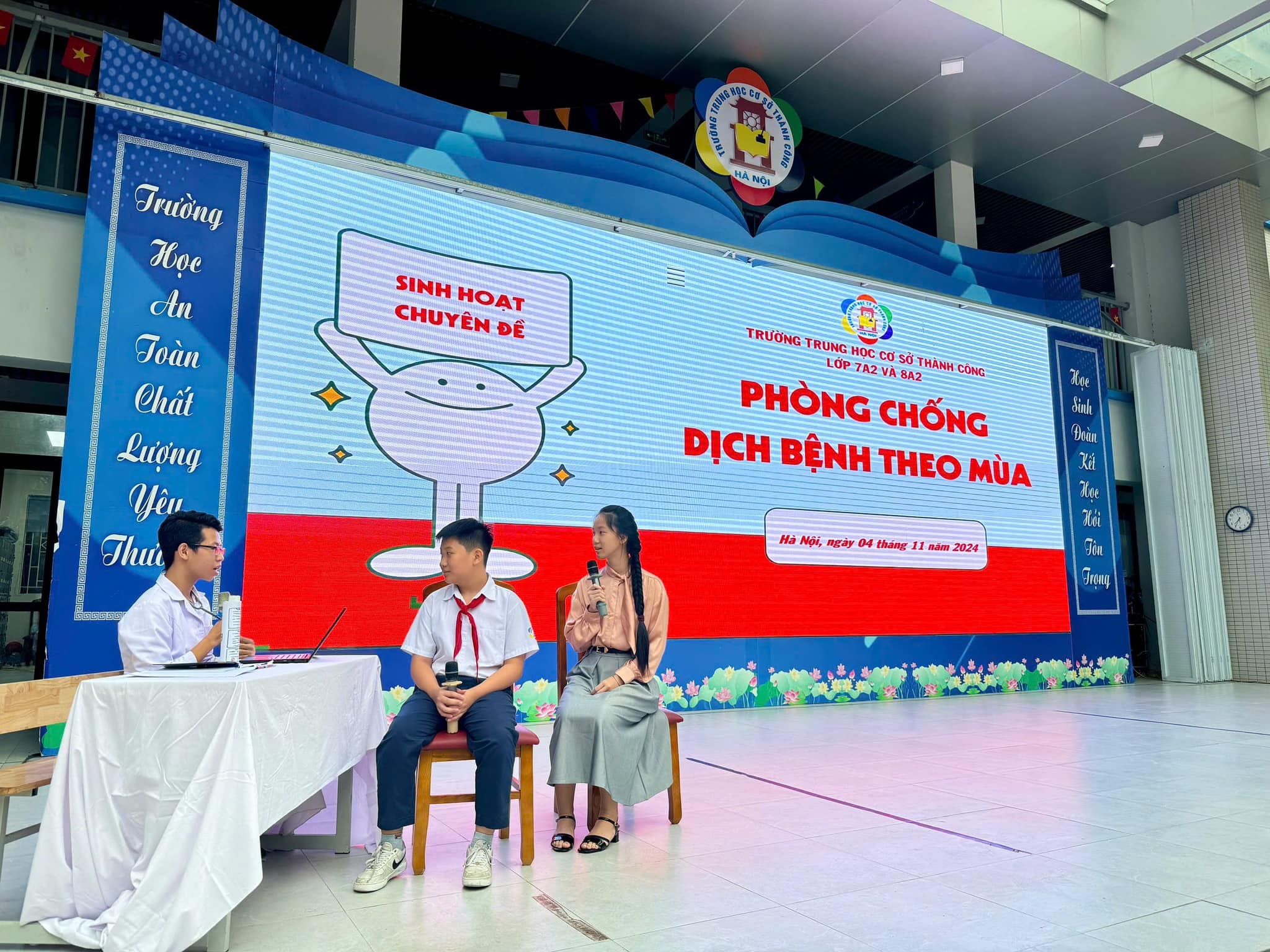 Có thể là hình ảnh về 3 người, cái bục và văn bản