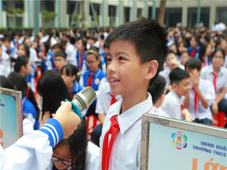 A child speaking into a microphone

Description automatically generated