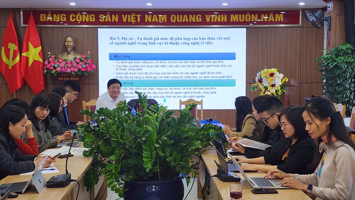 Ảnh có chứa văn bản, trang phục, Mặt người, phụ nữ

Mô tả được tạo tự động