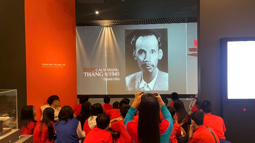 Ảnh có chứa trang phục, Mặt người, trong nhà, phụ nữ

Mô tả được tạo tự động