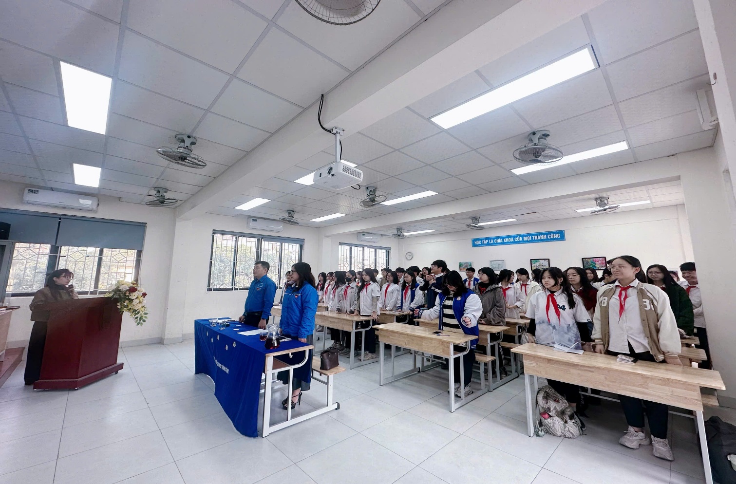 C:\Users\Nguyễn Thu Hòa\Desktop\z6234415634612_174f183b9dab54ebe787406d16481c93.jpg