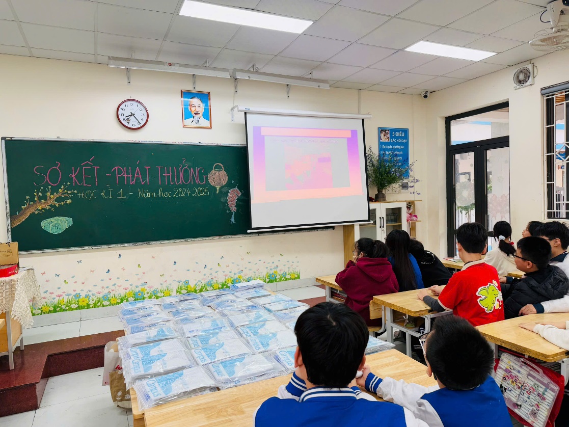 Ảnh có chứa trong nhà, văn bản, trang phục, Giáo dục

Mô tả được tạo tự động
