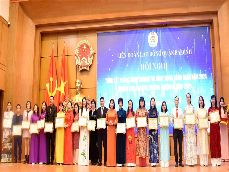 A group of people holding certificates

Description automatically generated