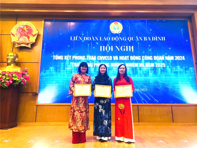 A group of women holding certificates

Description automatically generated