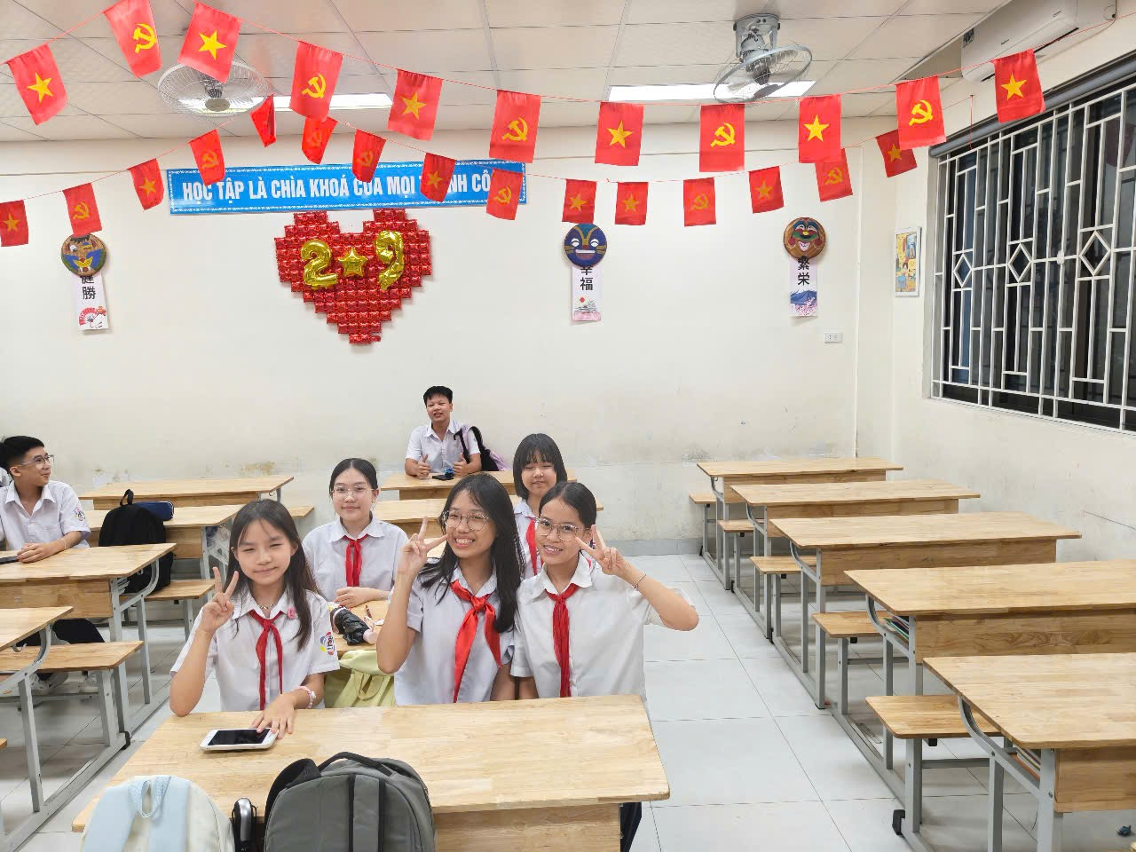 Ảnh có chứa trang phục, người, tường, đồ đạc

Nội dung do AI tạo ra có thể không chính xác.