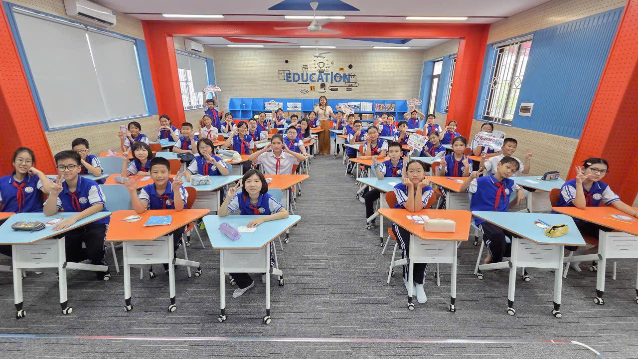 Có thể là hình ảnh về 4 người, mọi người đang học, bàn và văn bản