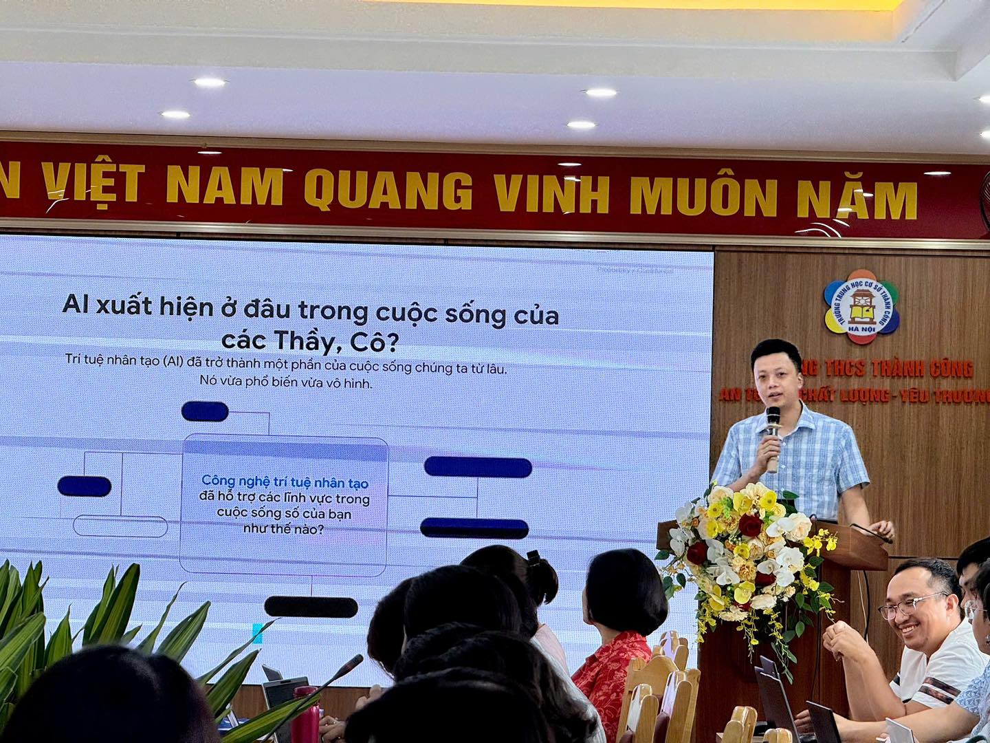 Có thể là hình ảnh về 4 người và văn bản cho biết 'VIỆT NAM QUANG VINH MUÔN NAM AI xuất hiện ό đâu trong cuộc sống của các Thầy, Cô? Trí Trituệ uệ nhân tạo (AI) dặt trở thảnh một phắn của cUỘC sống chung ta lâu. Nóvửa phổ biển vira vô hnh. C HAM Công nghệ trituệ nhân tạo dãh tro các linh vực trong cuộc sống ốc cùa bạn nhưth nao? THOS THÀNHGONG THÀN ចម៉កច -40 TRDUNG'