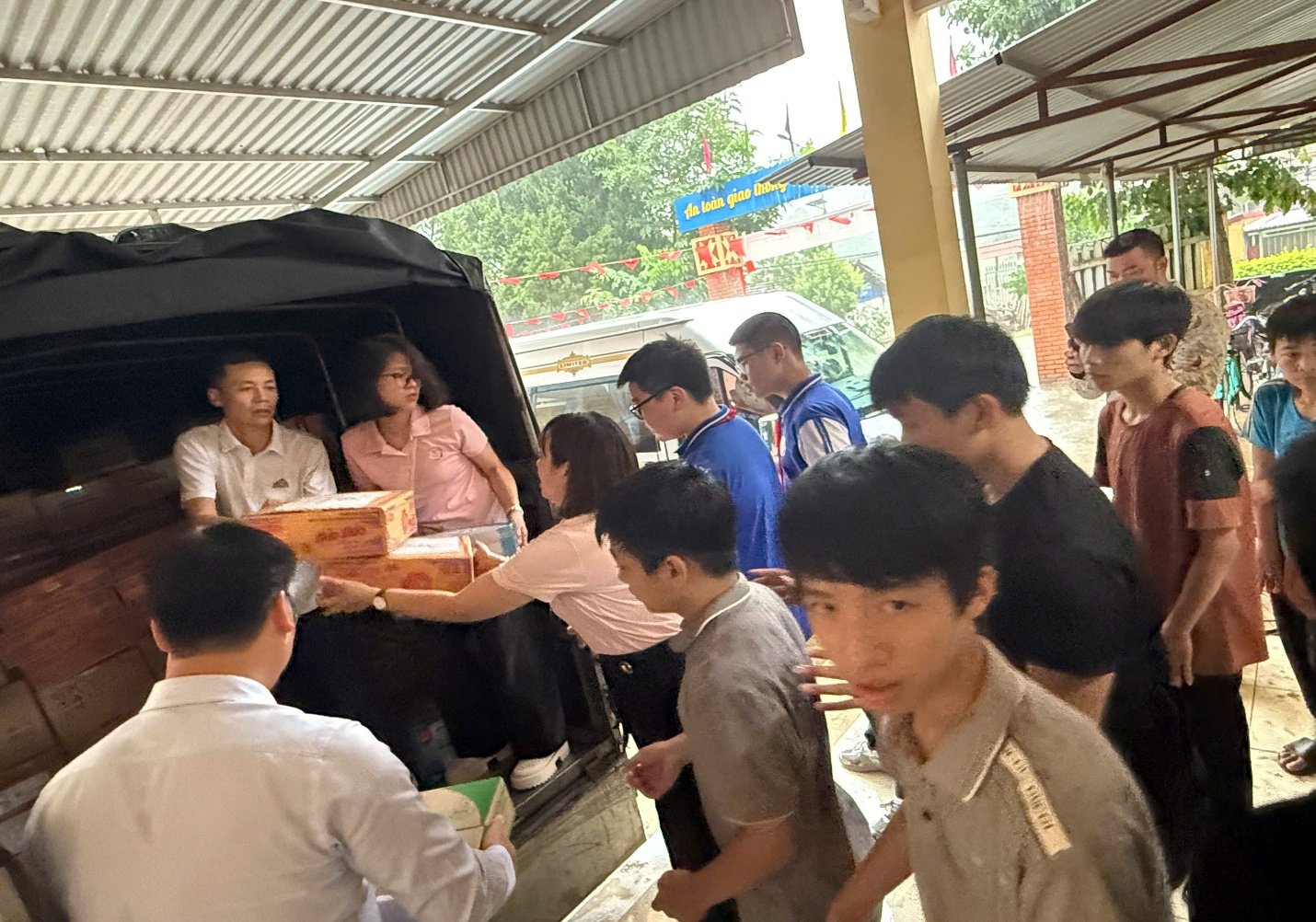 C:\Users\Nguyễn Thu Hòa\Desktop\z7112195924590_6628542cd9dbdb59fbb96d12f69e50eb.jpg