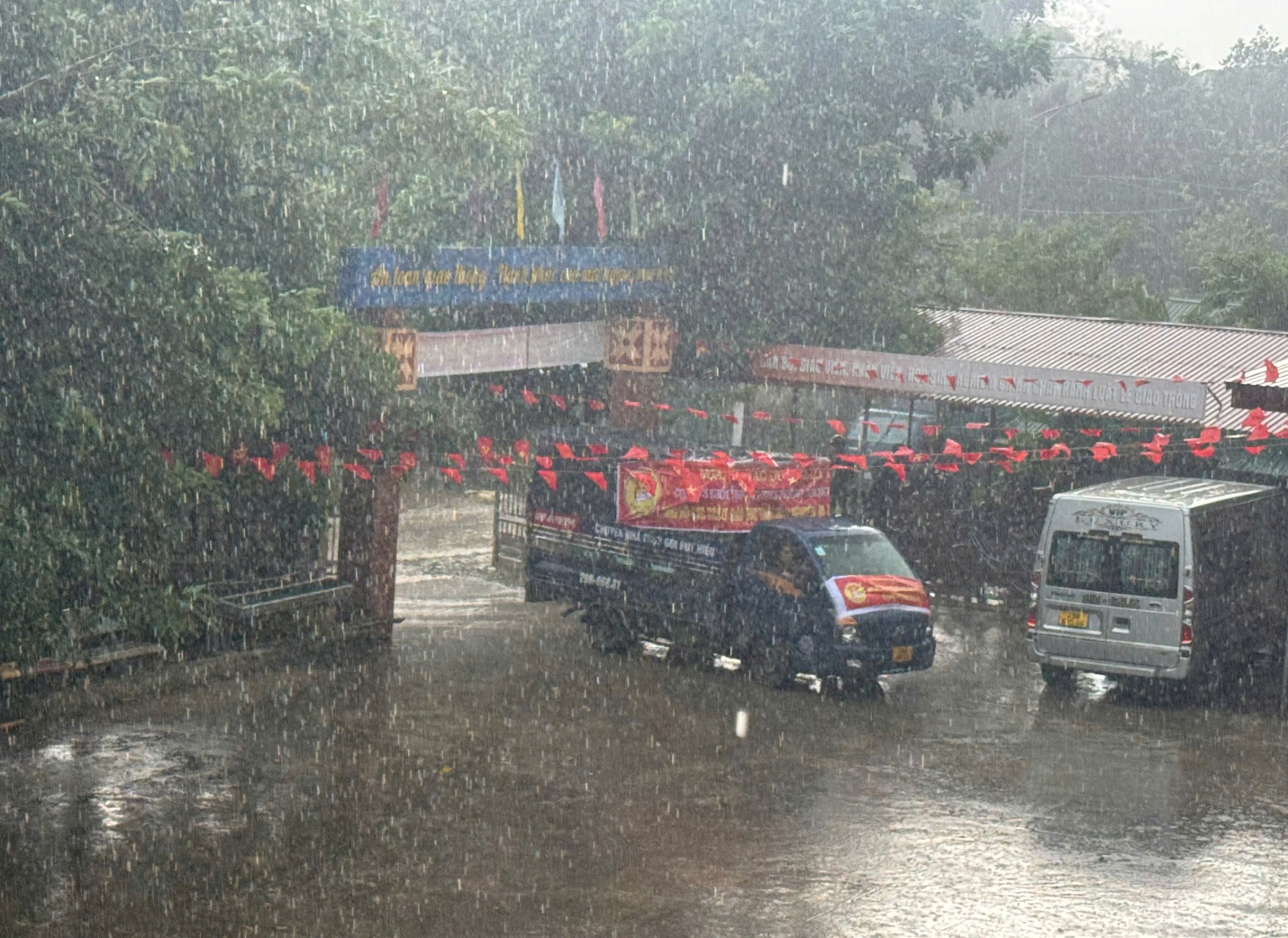 C:\Users\Nguyễn Thu Hòa\Downloads\z7114130209898_9172df2ebd104123b3906c0ced9af398.jpg