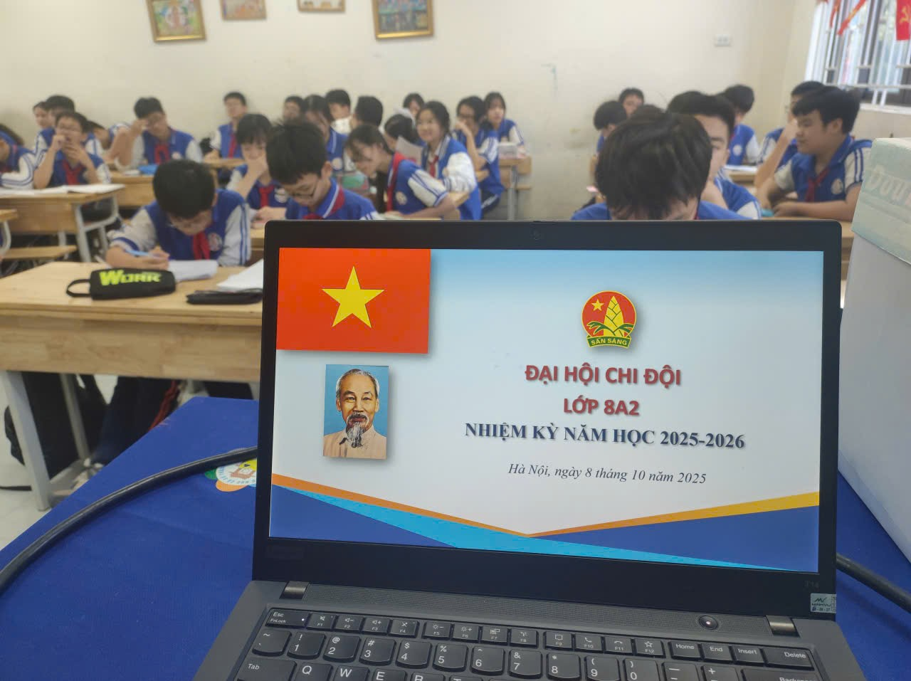 A computer with a flag on it

AI-generated content may be incorrect.