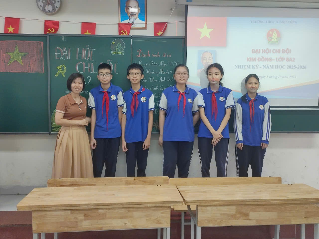 A group of people standing in front of a chalkboard

AI-generated content may be incorrect.