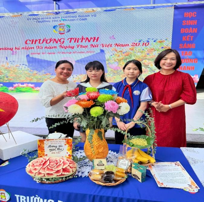 Ảnh có chứa trang phục, người, hoa, bánh sinh nhật

Nội dung do AI tạo ra có thể không chính xác.