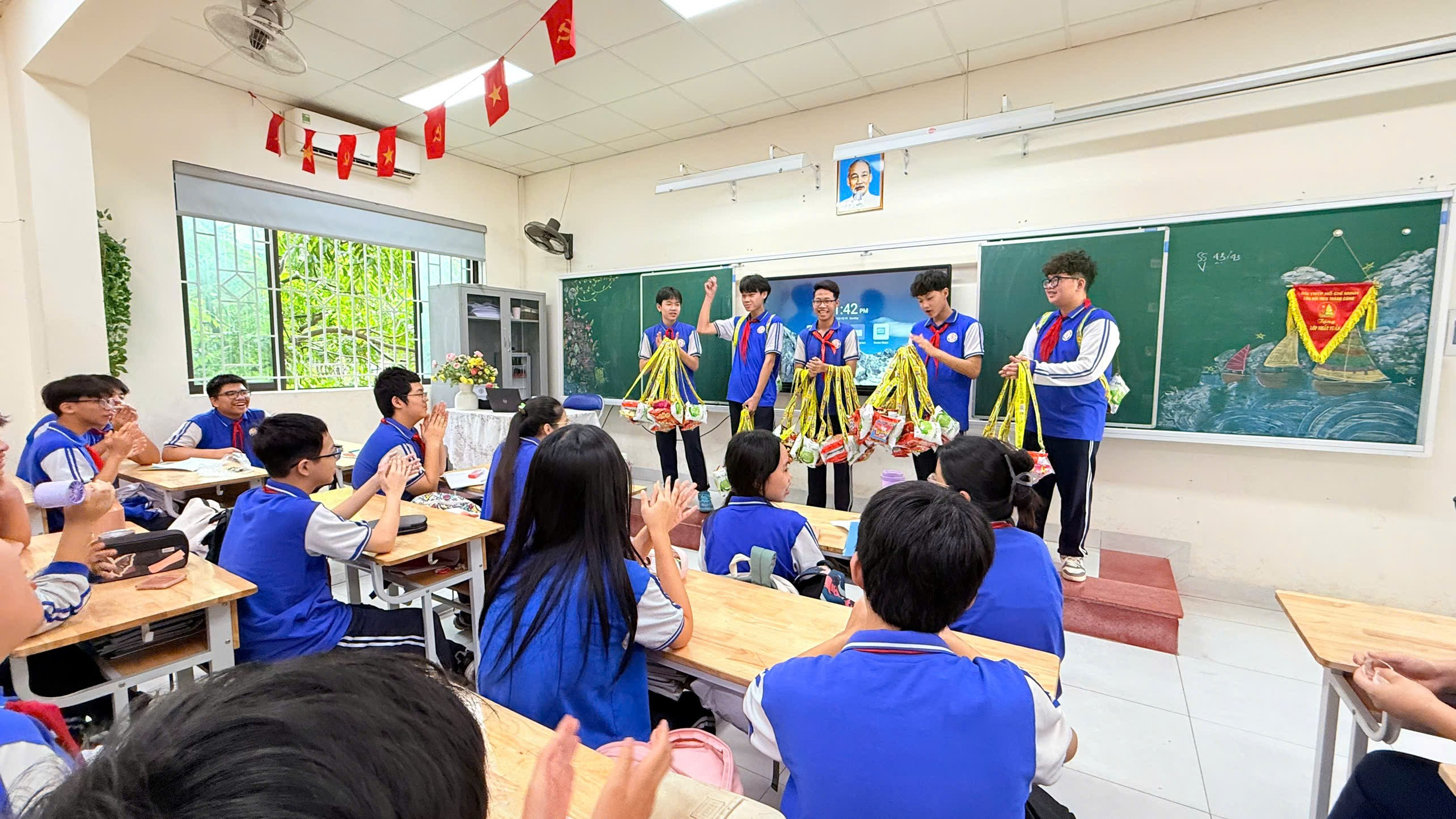 Ảnh có chứa trang phục, người, trong nhà, bàn

Nội dung do AI tạo ra có thể không chính xác.