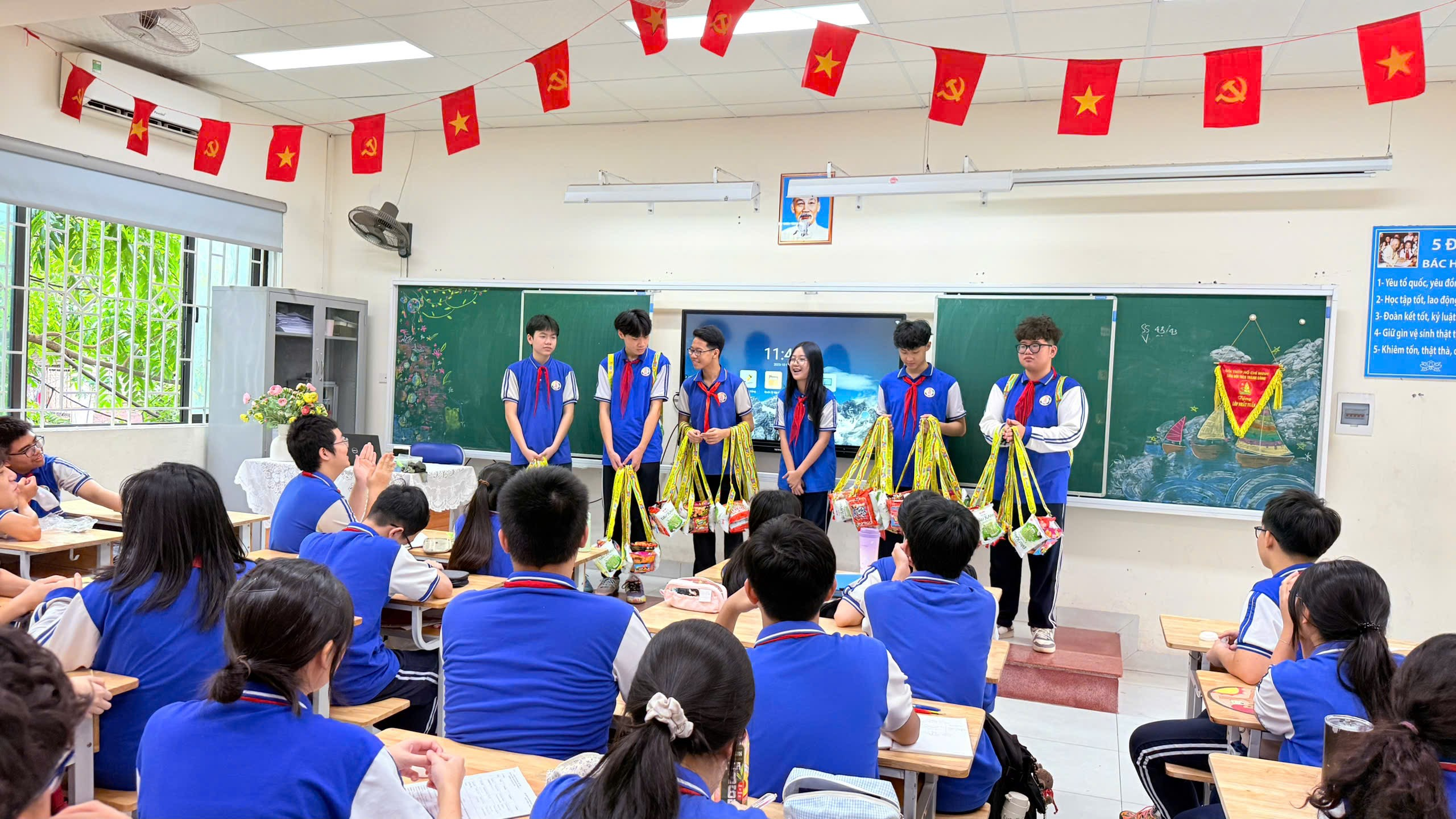 Ảnh có chứa trang phục, người, trường học, lớp

Nội dung do AI tạo ra có thể không chính xác.