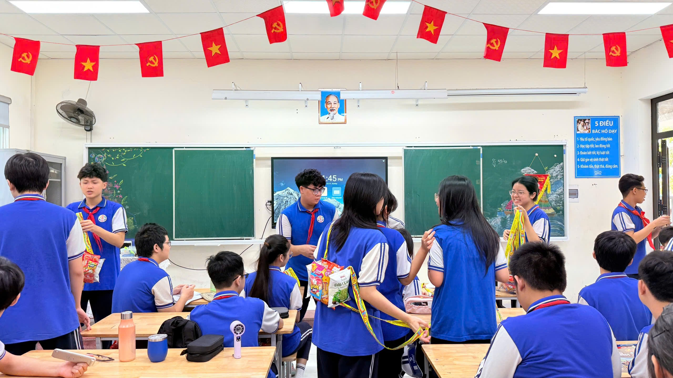 Ảnh có chứa trang phục, người, cậu bé, nhóm

Nội dung do AI tạo ra có thể không chính xác.