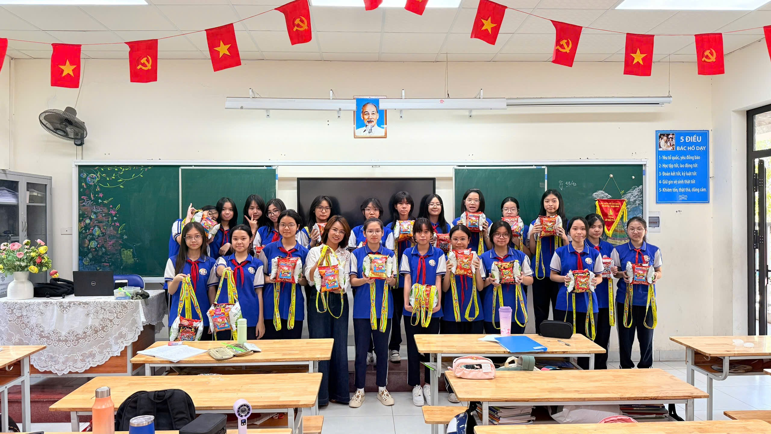 Ảnh có chứa trang phục, người, trong nhà, tường

Nội dung do AI tạo ra có thể không chính xác.