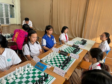 A group of children playing chess

Description automatically generated