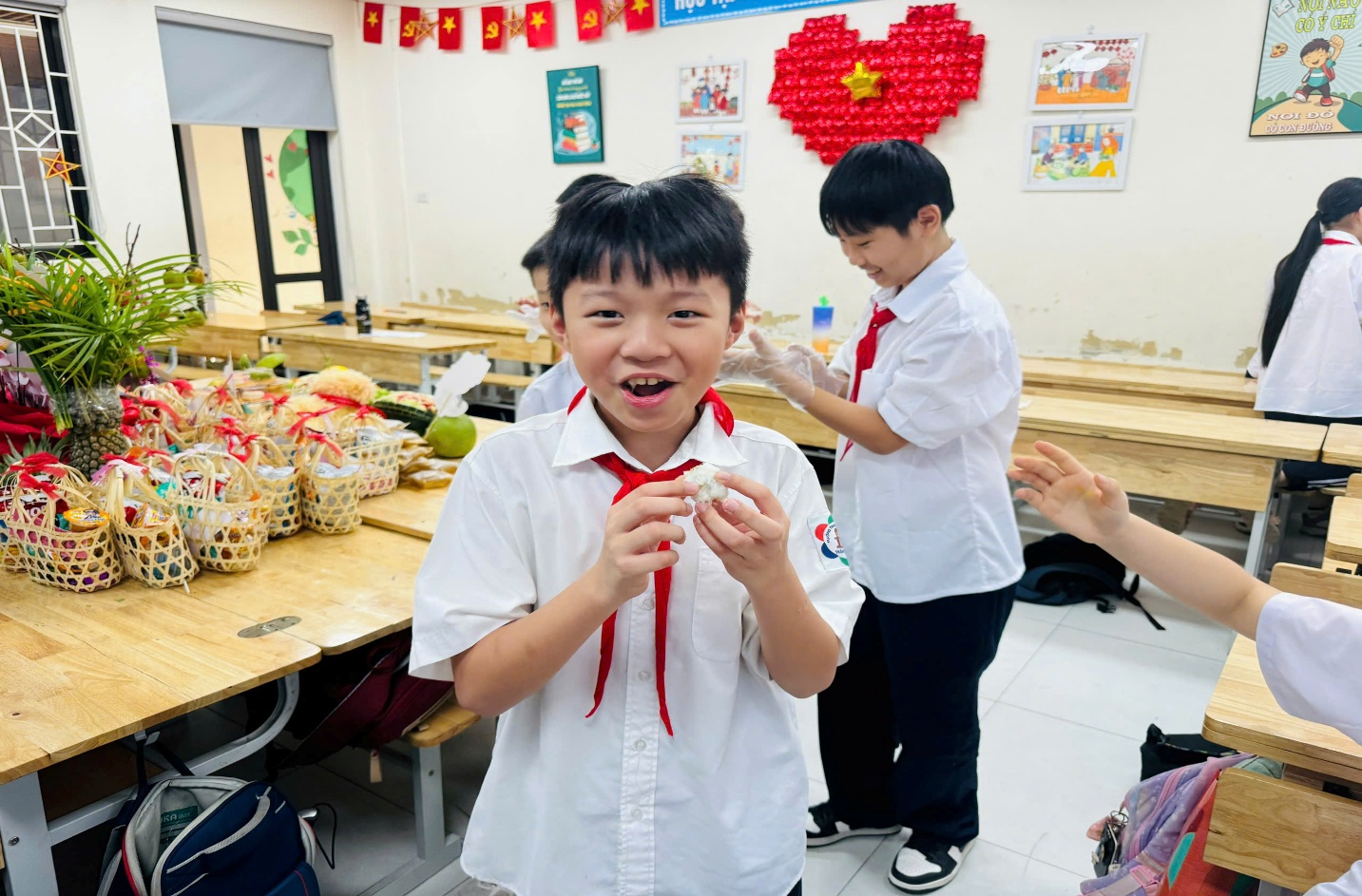 C:\Users\Nguyễn Thu Hòa\Downloads\z7079475693738_9f4221a4ee40d43e685f620bcfd8dfaa.jpg