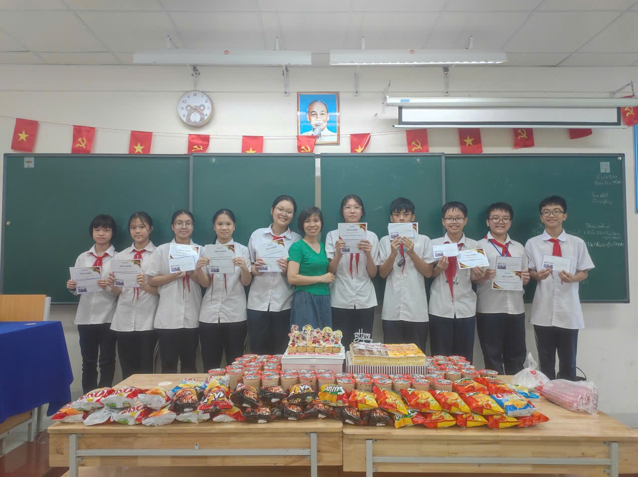 A group of people holding up signs

AI-generated content may be incorrect.