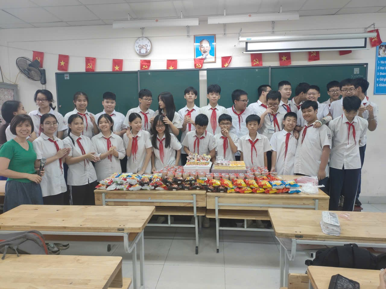 A group of people in uniform in a classroom

AI-generated content may be incorrect.