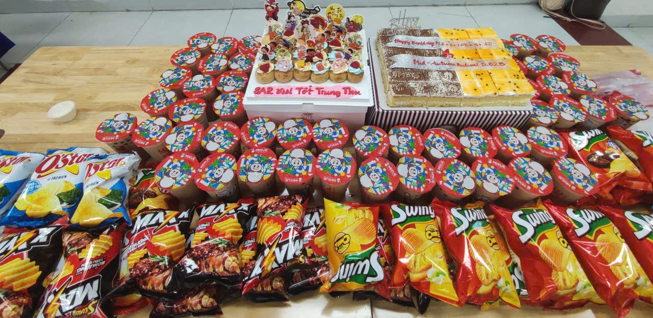 A group of snacks on a table

AI-generated content may be incorrect.