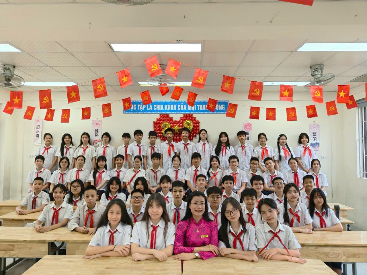 Ảnh có chứa trang phục, người, trong nhà, tường
Nội dung do AI tạo ra có thể không chính xác.