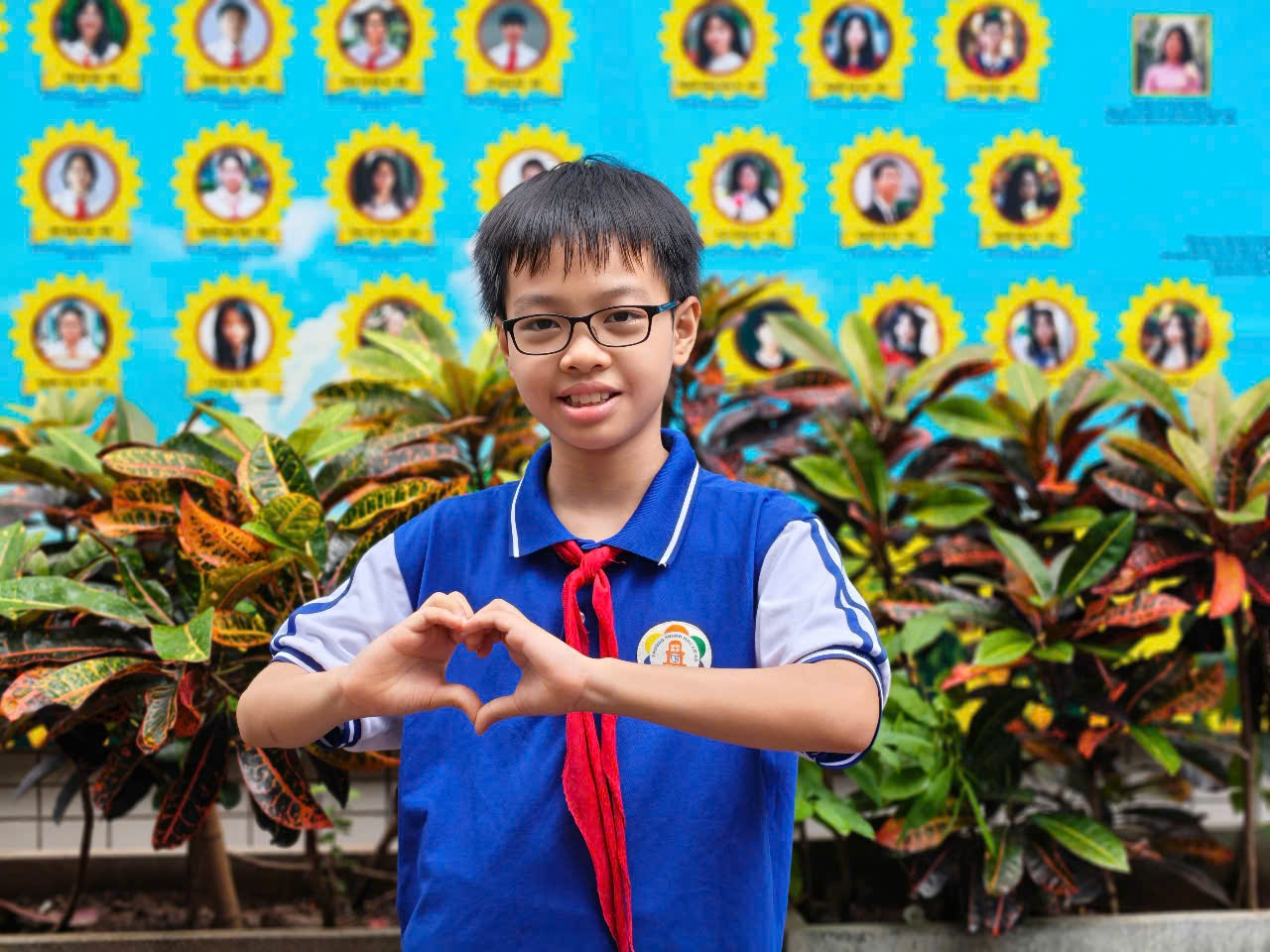 Ảnh có chứa người, trang phục, Mặt người, cười

Nội dung do AI tạo ra có thể không chính xác.