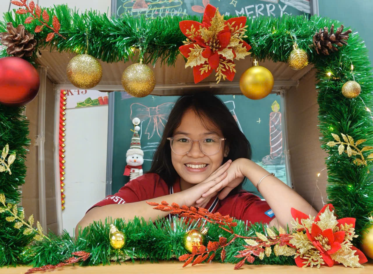 Ảnh có chứa người, giáng sinh, cây giáng sinh, trang trí giáng sinh

Nội dung do AI tạo ra có thể không chính xác.