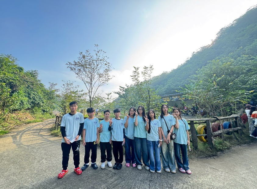 A group of people posing for a photo

Description automatically generated